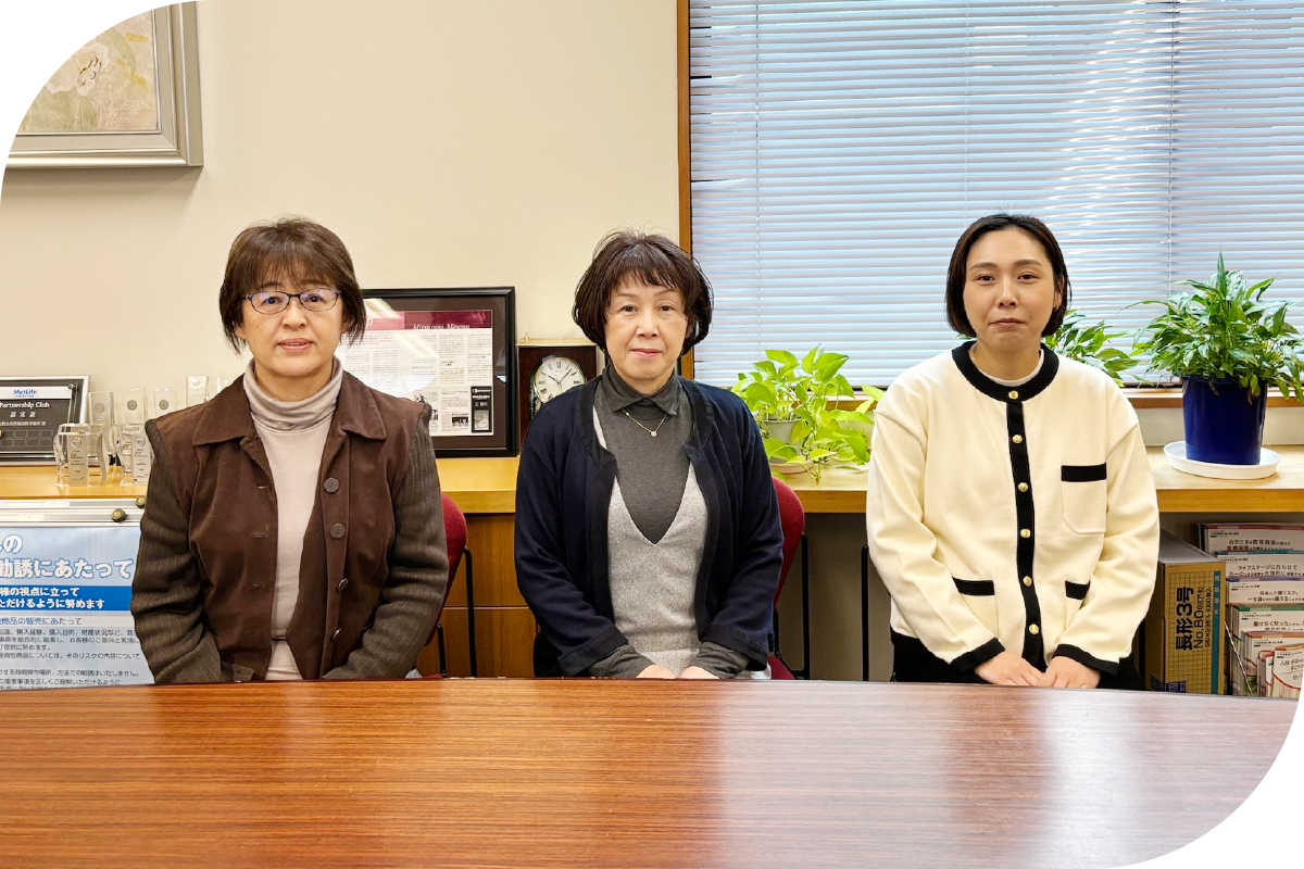 事務スタッフ3名の写真